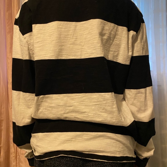 GUESS Crewneck Black and White Sweater - Picture 2 of 2